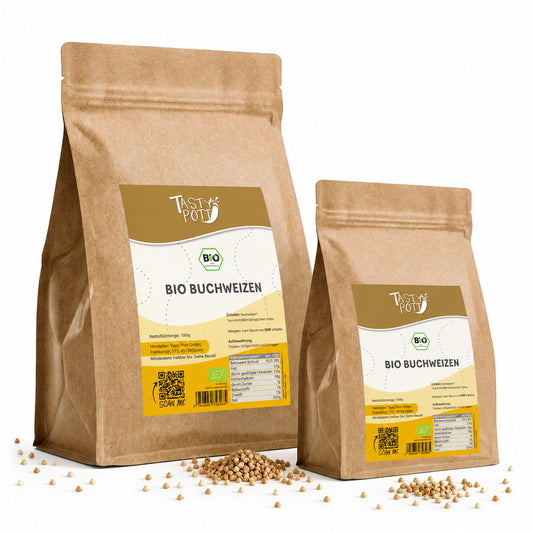 Zwei braune Beutel Tasty Pott Bio Buchweizen ganz mit Sicht auf Etikett, umgeben von losen Buchweizenkörnern.