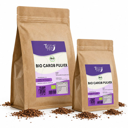 Zwei braune Beutel Tasty Pott Bio Carob Pulver mit sichtbarem Etikett, umgeben von verstreutem Carobpulver auf weißem Hintergrund.