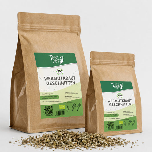 Zwei Tasty Pott Beutel mit Bio Wermutkraut geschnitten 500g, davor lose getrocknete Kräuter auf weißem Untergrund.