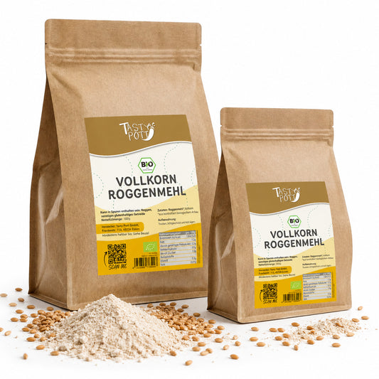 Zwei Beutel Tasty Pott Bio Roggenmehl Vollkorn mit aufgeschüttetem Mehl und Roggenkörnern auf weißem Hintergrund.