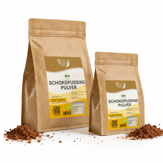 Zwei braune Beutel Tasty Pott Schoko Pudding Pulver 100g mit Kakaopulver daneben, stehend auf weißem Hintergrund.