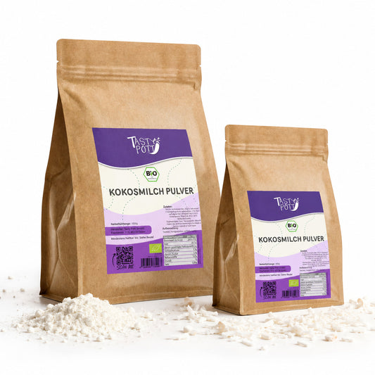 Zwei Beutel Tasty Pott Kokosmilchpulver in Bio Qualität, einer groß und einer klein, mit sichtbarem Pulver und Kokosraspeln auf weißem Untergrund.