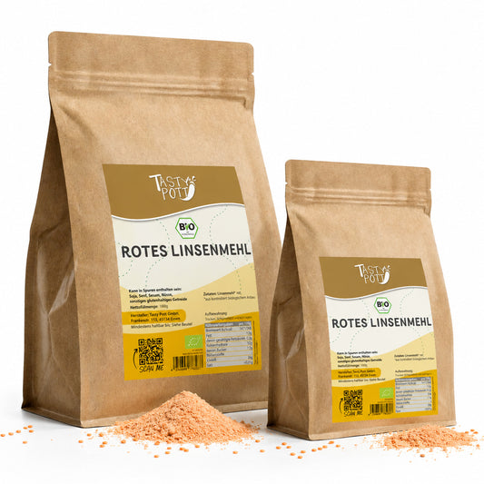 Zwei braune Beutel Tasty Pott Bio Rotes Linsenmehl mit Sicht auf Etikett, davor etwas rotes linsenmehl und einige rote linsen auf weißem Untergrund.