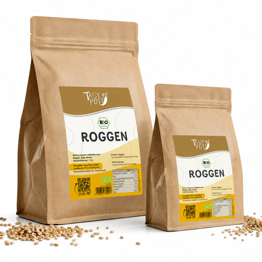 Zwei braune Beutel Tasty Pott Bio Roggen ganzes Korn mit Etikett, daneben lose Roggenkörner auf weißem Hintergrund.