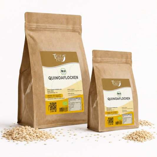 Zwei braune Beutel Tasty Pott Quinoaflocken in verschiedenen Größen, stehend auf weißem Hintergrund, mit Quinoa-Flocken daneben.