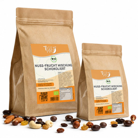 Zwei Beutel Tasty Pott Bio Nuss-Fruchtmischung schokoliert, umgeben von getrockneten Früchten und Nüssen auf weißem Hintergrund.