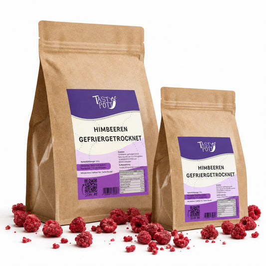 Zwei braune Beutel Tasty Pott gefriergetrocknete Himbeeren, umgeben von roten Himbeeren auf weißem Hintergrund.