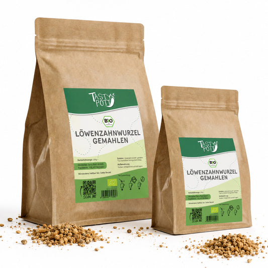 Zwei braune Beutel Tasty Pott Bio Löwenzahnwurzel gemahlen mit grün-weißen Etiketten, davor lose Stücke Löwenzahnwurzel auf weißem Untergrund.