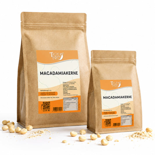 Zwei braune Beutel tasty pott macadamianüsse mit sichtbaren macadamia nuss früchten und nusskrümeln auf weißem Hintergrund.