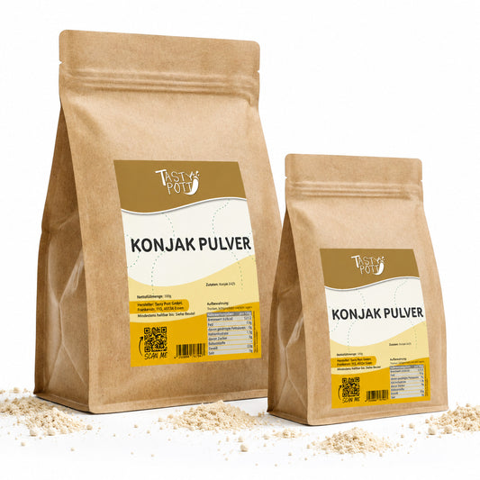 Zwei braune Beutel Tasty Pott Konjakpulver mit sichtbarem Etikett, stehend auf weißem Hintergrund, umgeben von etwas losem Konjakwurzelpulver.