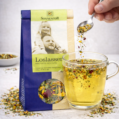 Lose Sonnentor Loslassen Kräutertee im Beutel, frisch und aromatisch, ideal für entspannende Teezeremonien.
