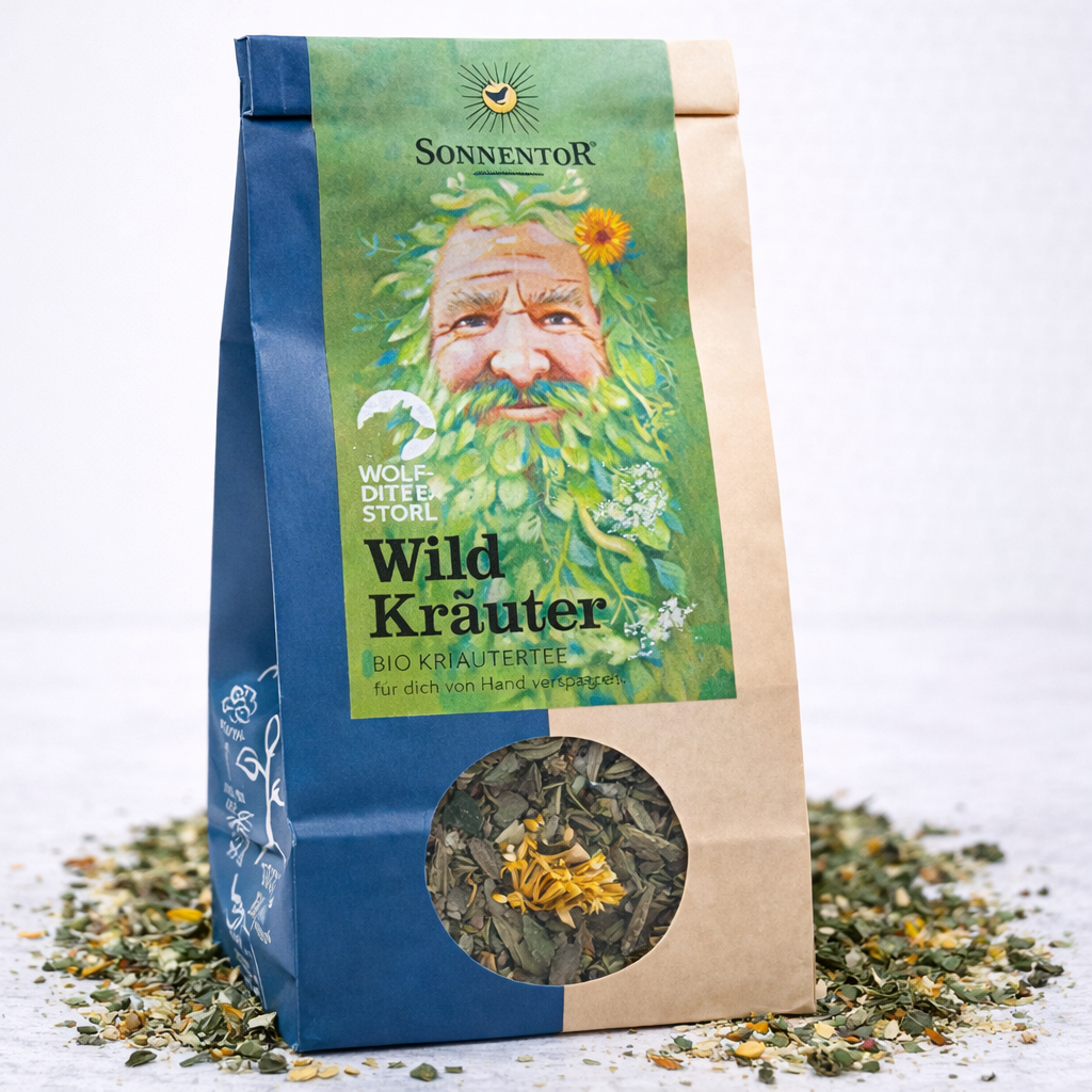 Bio Wildkräuter-Tee von Sonnentor, frisch und aromatisch, in einer 50g Verpackung, zeigt eine Tasse mit Kräutertee und Kräuter im Bild.