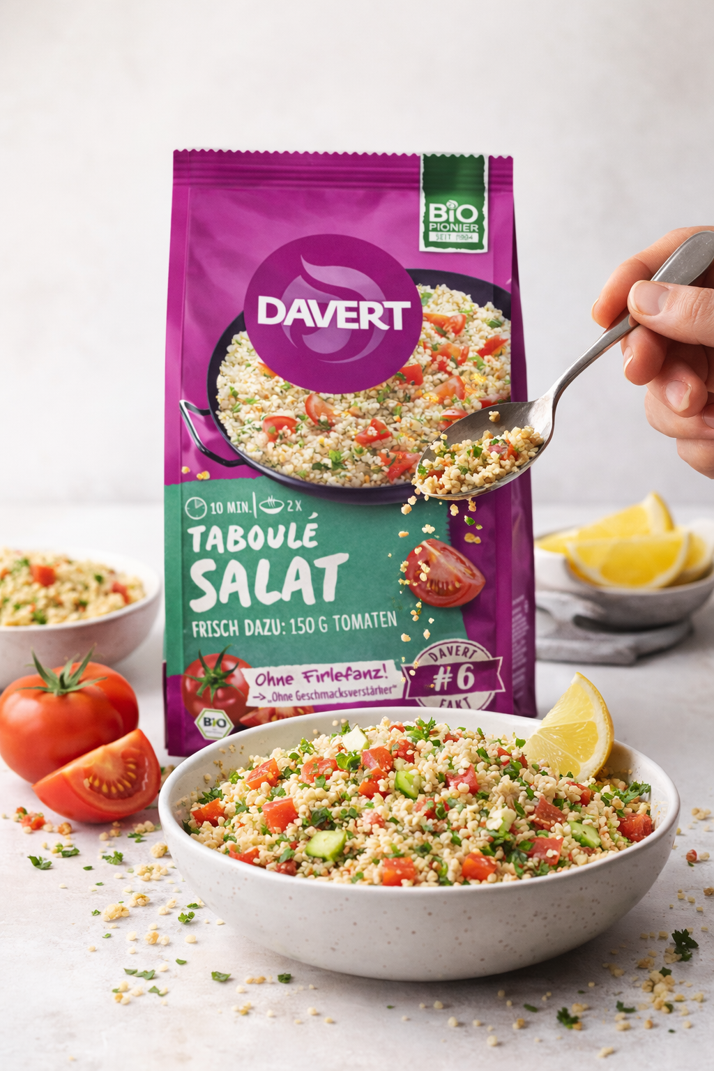 Bio Taboulé Salat von Davert, frischer gekochter Salat mit Kräutern und Gemüse, in einer Schüssel auf einem Tisch.