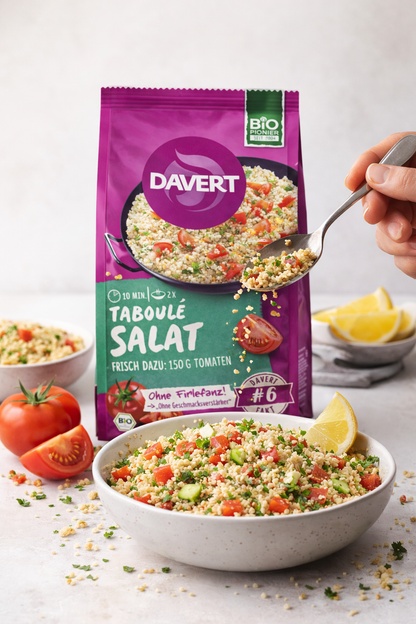 Bio Taboulé Salat von Davert, frischer gekochter Salat mit Kräutern und Gemüse, in einer Schüssel auf einem Tisch.
