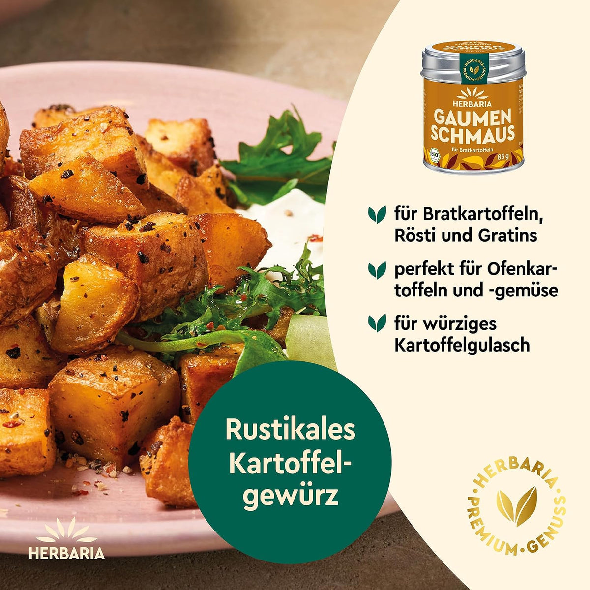 Gebratene Kartoffelwürfel mit Gewürzen und frischem Salat auf einem Teller, daneben Herbaria Gaumenschmaus Gewürzmischung abgebildet.