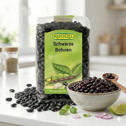 Schwarze Bio-Bohnen von Rapunzel in 500g-Packung, ideal zum Kochen, mit grünen Hülsen und glänzender Oberfläche.