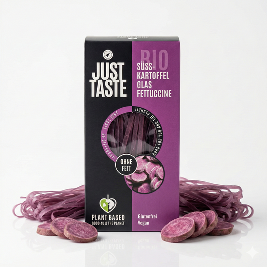 Lila Bio-Süßkartoffel Fettuccine von Just Taste, Kochzutat, in Glasverpackung, sichtbar auf einem Küchenhintergrund