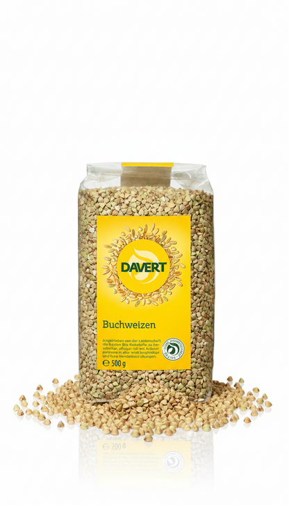 Bio-Buchweizen von Lebensbaum, 500g, ideal zum Backen, zeigt die Packung mit Buchweizen in einer natürlichen Umgebung