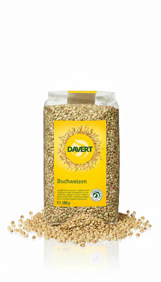 Bio-Buchweizen von Lebensbaum, 500g, ideal zum Backen, zeigt die Packung mit Buchweizen in einer natürlichen Umgebung