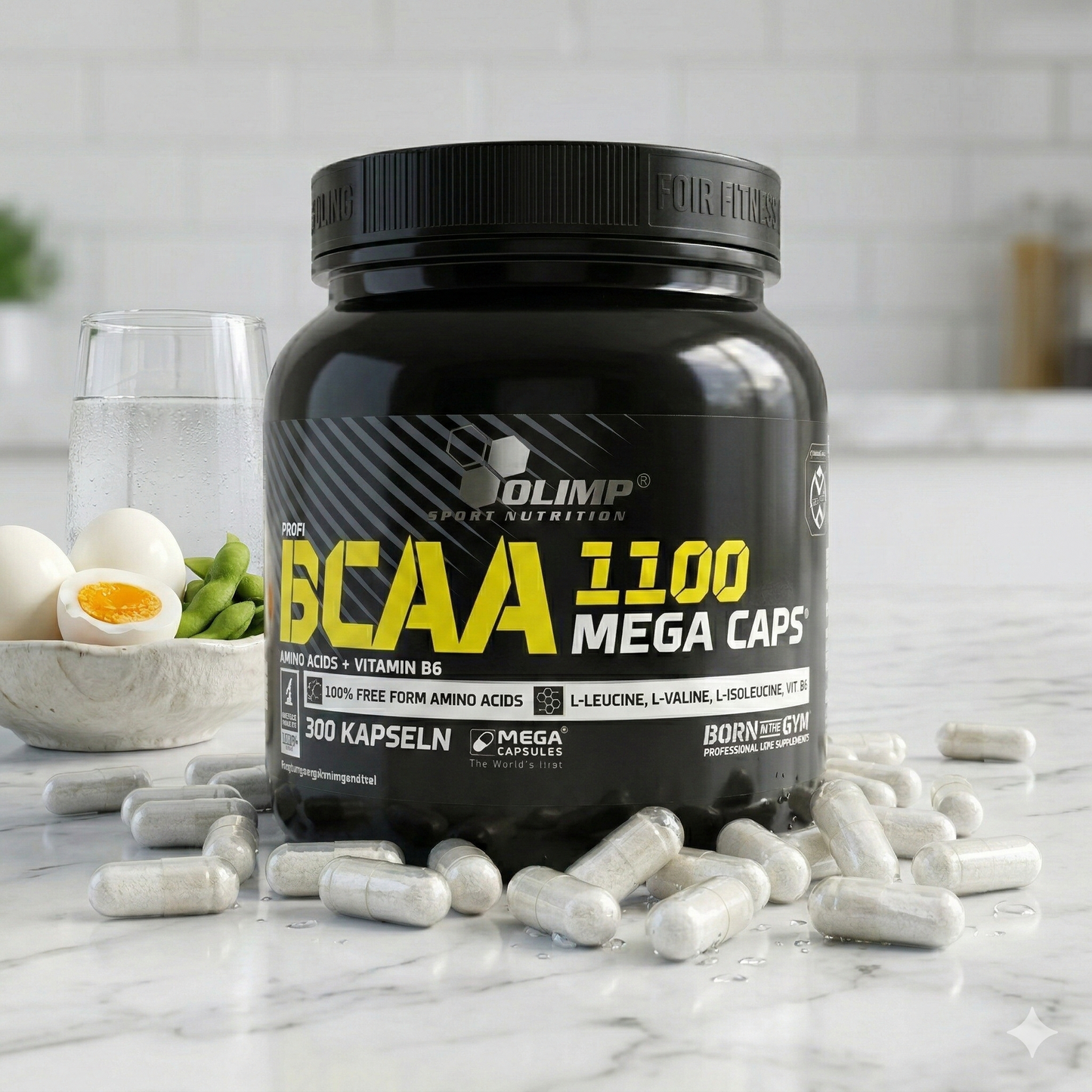 Olimp BCAA Mega Caps, 300 Kapseln, braune BCAA-Kapseln für Muskelaufbau und Regeneration, auf weißem Hintergrund.