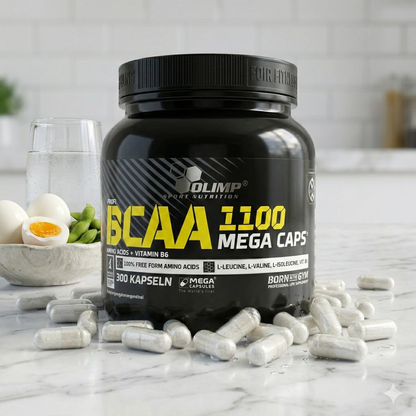 Olimp BCAA Mega Caps, 300 Kapseln, braune BCAA-Kapseln für Muskelaufbau und Regeneration, auf weißem Hintergrund.