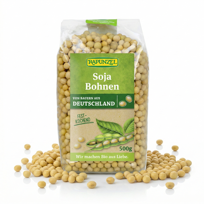 Bio Sojabohnen von Rapunzel in 500g Packung, ideal zum Kochen, liegen in einer Schüssel auf einem Küchenhintergrund.