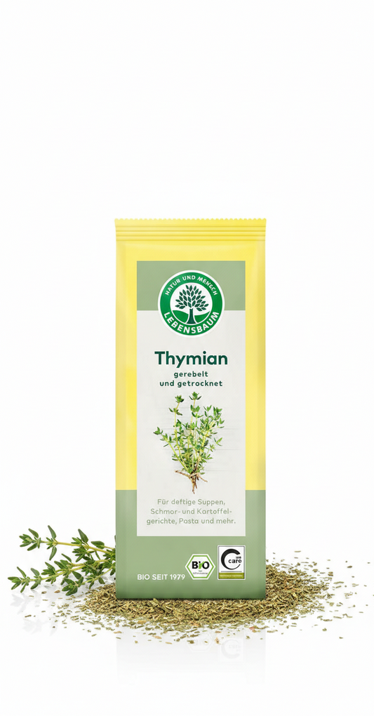 Getrockneter Bio-Thymian von Lebensbaum in gerebelter Form, ideal zum Kochen, auf einem weißen Hintergrund.