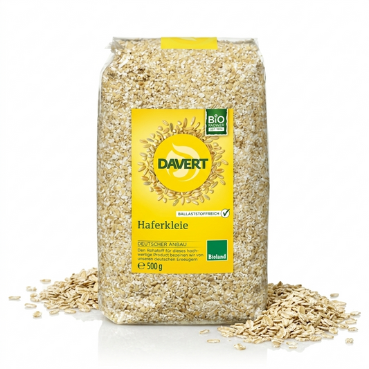 Bio Haferkleie von Davert, ideal zum Backen, zeigt die hellen, groben Haferflocken in einer Schüssel.