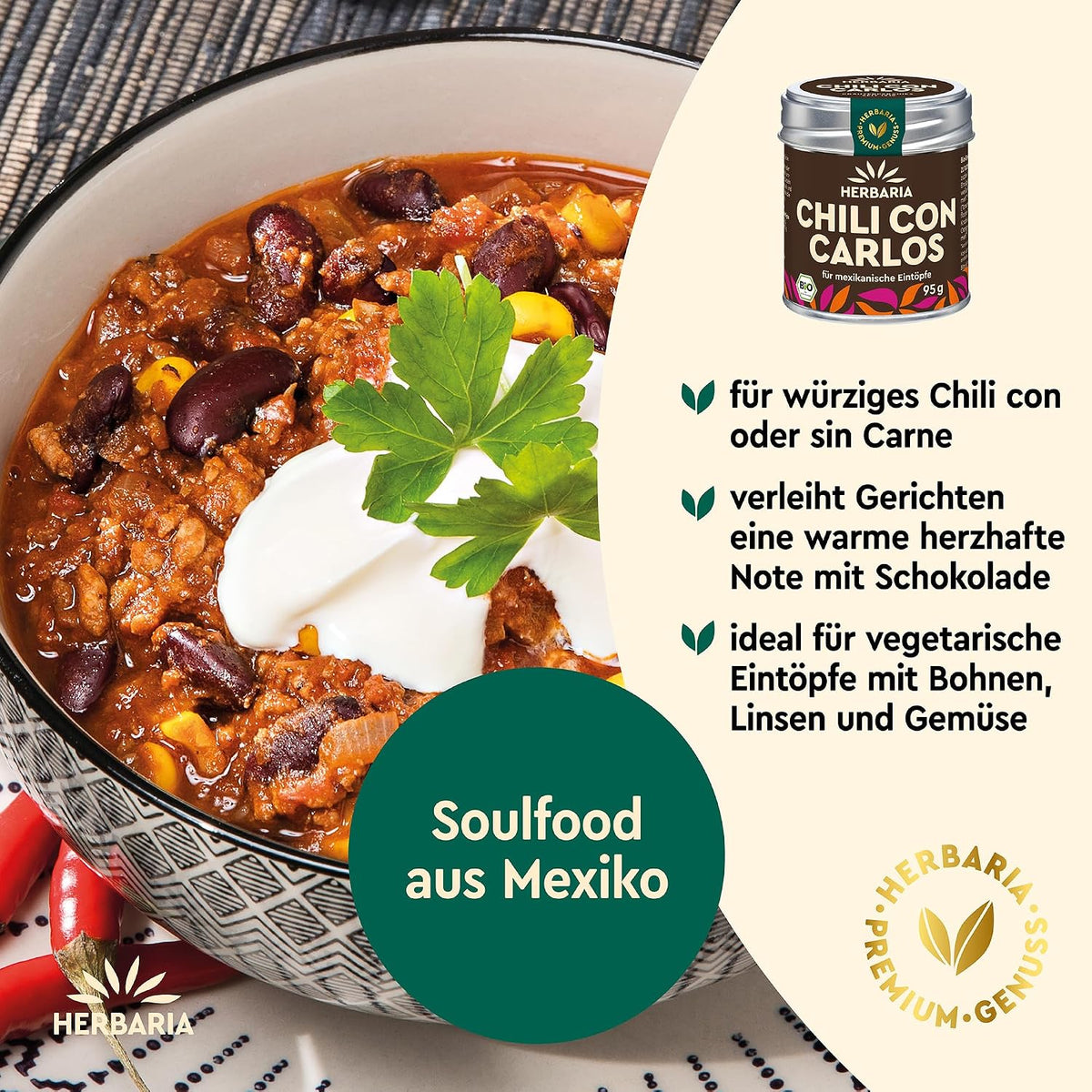 Schale mit mexikanischem Chili, dekoriert mit Petersilie und Sauerrahm, daneben Herbaria Chili con Carlos Dose und Infotext.