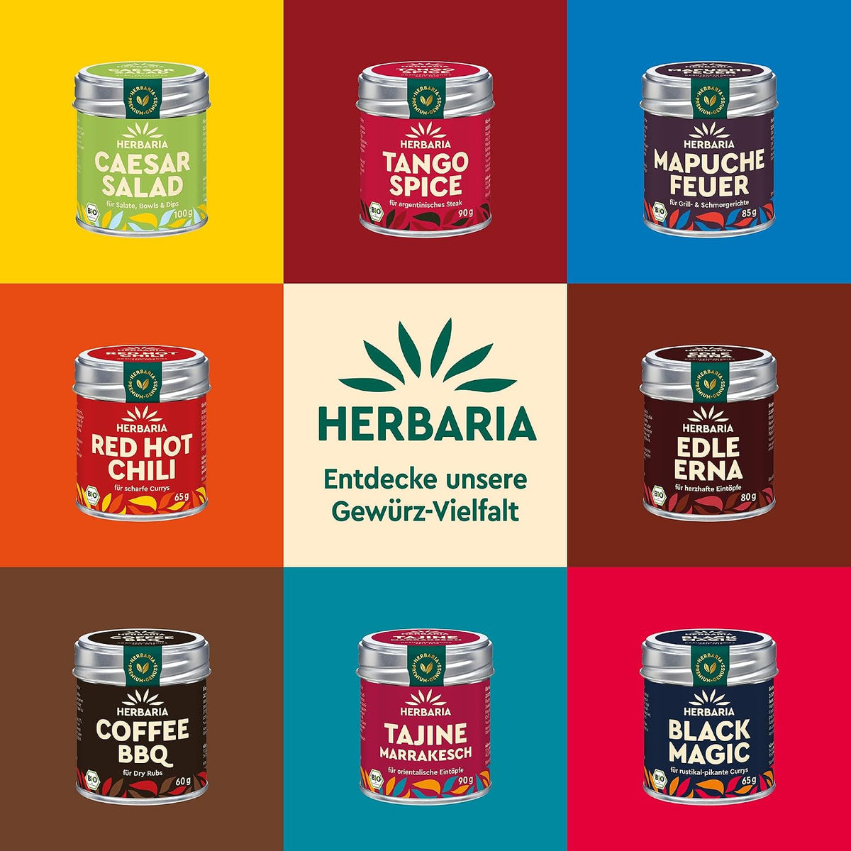 Bunte Übersicht verschiedener Herbaria Gewürzdosen, darunter Chili con Carlos, auf farbigem Hintergrund angeordnet.