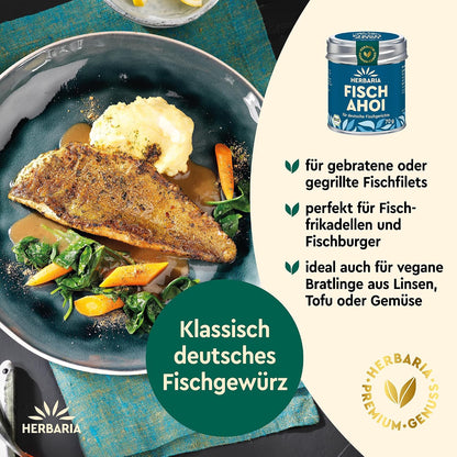 Teller mit gebratenem Fischfilet, Gemüse und Kartoffelpüree, daneben Herbaria Fisch Ahoi Gewürzmischung und Anwendungstipps.
