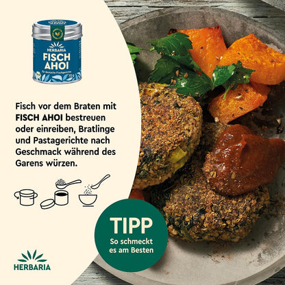 Bratlinge mit Gemüse und Soße auf einem Teller, daneben Herbaria Fisch Ahoi Dose und Würzempfehlung für Fisch und Bratlinge.