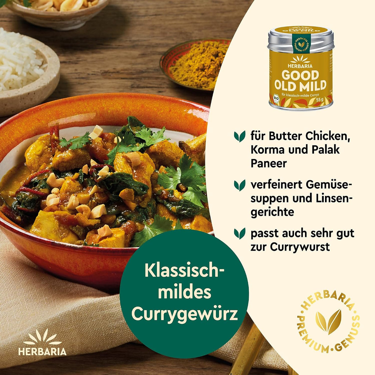 Schale mit Currygericht, daneben Herbaria Good Old Mild Curry Dose und Gewürzpulver, auf Holzuntergrund arrangiert.