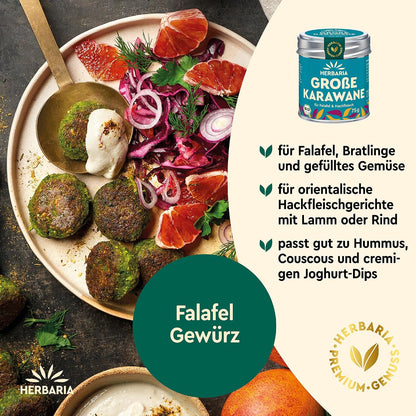 Teller mit Falafel, Salat und Joghurt-Dip, daneben Herbaria Große Karawane Gewürze-Dose und Text zu Verwendungsmöglichkeiten.