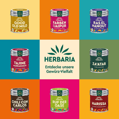 Verschiedene Herbaria Gewürzmischungen in bunten Dosen, darunter Große Karawane, Tajine Marrakesch, Za'atar und weitere Sorten.