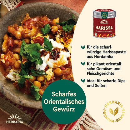 Orientalisches Gericht mit Kichererbsen und Kräutern neben einer Herbaria Harissa Dose, Textinfos zu Verwendungsmöglichkeiten.