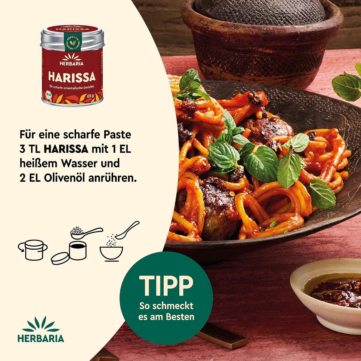 Teller mit orientalischer Nudelpfanne und frischen Kräutern, daneben Herbaria Harissa Dose und Zubereitungstipp für Harissa-Paste.