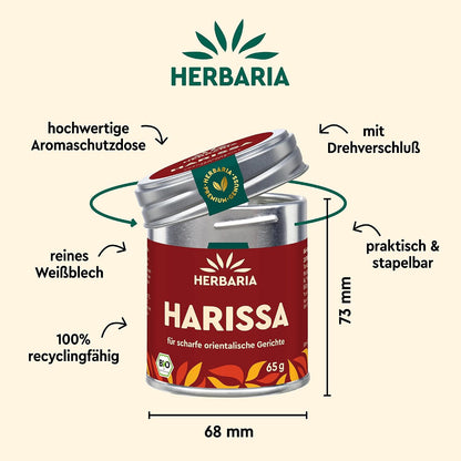 Herbaria Harissa Dose mit geöffnetem Deckel, Maßangaben und Hinweisen zu Material und Recyclingfähigkeit auf hellem Hintergrund.