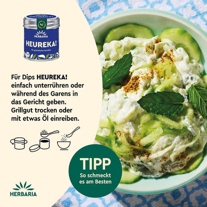 Schale mit Tsatsiki und Minze, daneben Herbaria Heureka Dose und Anwendungstipps für die Gewürzmischung.