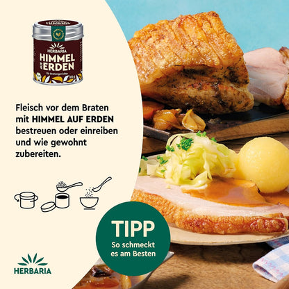Gebratenes Schweinefleisch mit Kruste, Kloß und Krautsalat auf einem Teller, im Vordergrund die Dose Herbaria Himmel auf Erden Gewürzmischung.