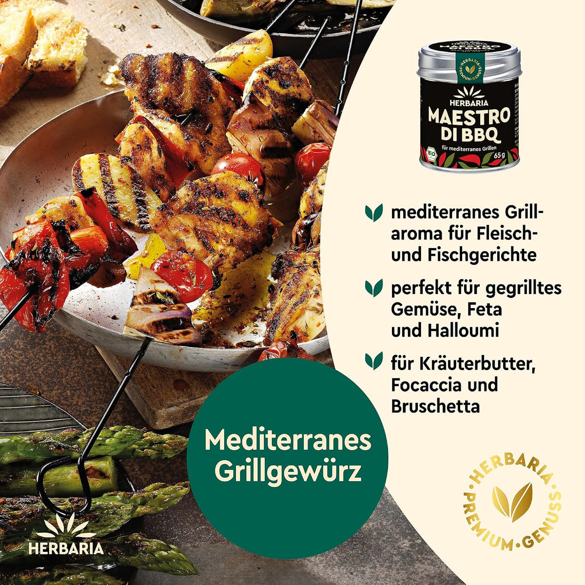 Geöffnete Herbaria Maestro di BBQ Dose neben Grillspießen mit Gemüse und Fleisch, mediterranes Grillgewürz im Einsatz