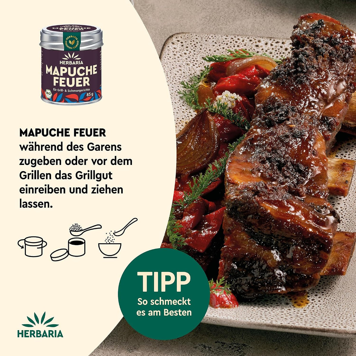 Rauchiges Schmorgericht mit Fleisch und Gemüse auf einem Teller, daneben Anwendungstipp für Herbaria Mapuche-Feuer Gewürzmischung während des Garens.