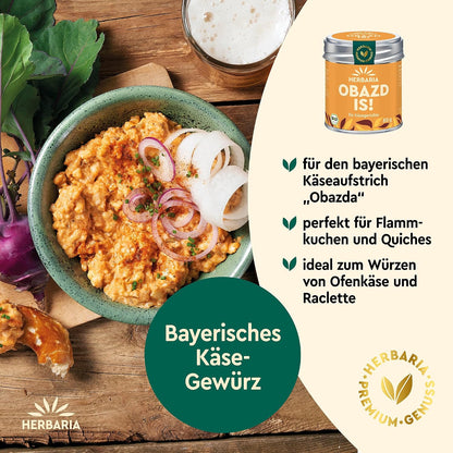 Bayerischer Käseaufstrich Obazda in einer Schale, daneben Herbaria Obazd is! Dose und Text zu Verwendungsmöglichkeiten der Gewürze.