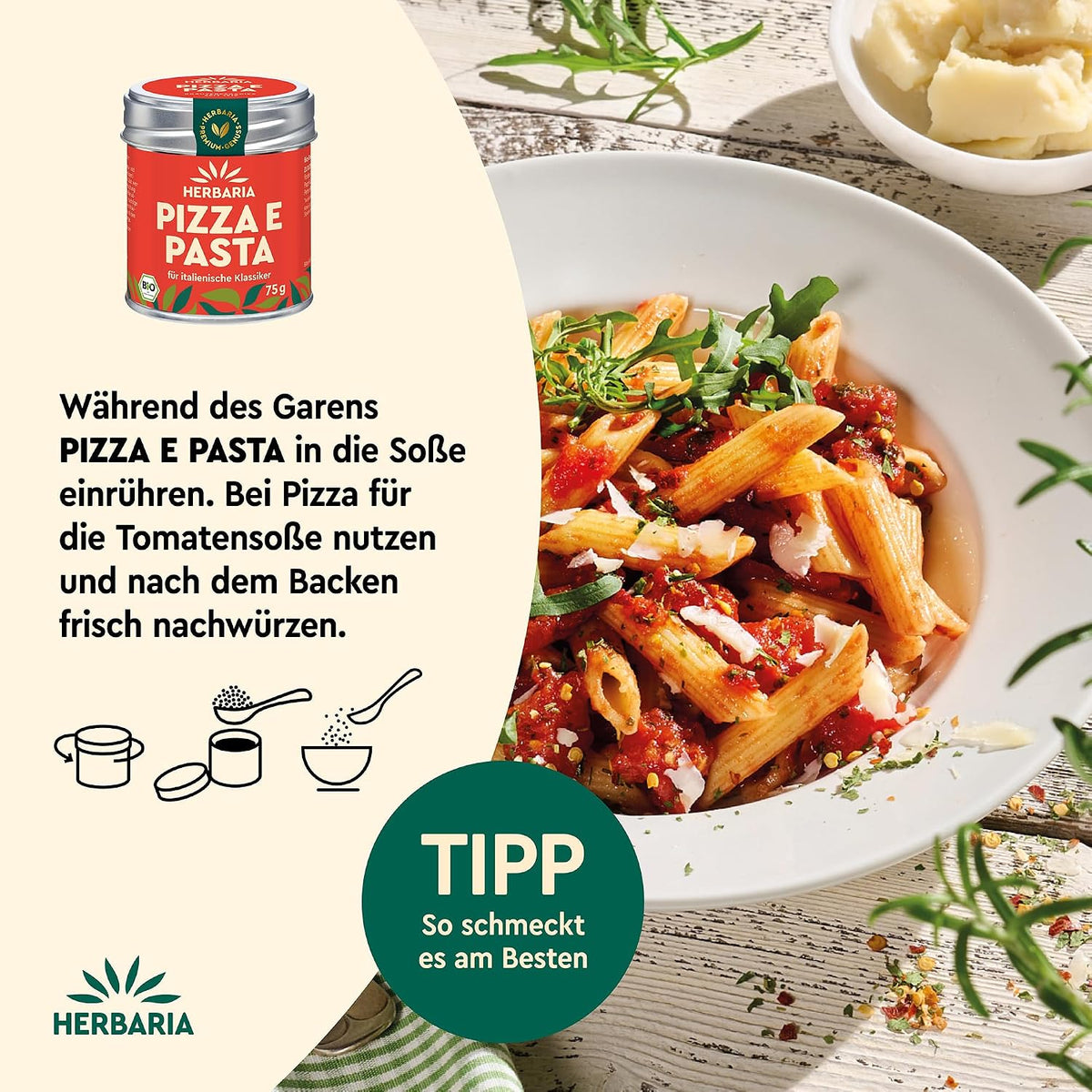 Teller mit Penne in Tomatensoße, bestreut mit Herbaria Pizza e Pasta Gewürz, daneben Schale mit geriebenem Käse und Zubereitungstipp.