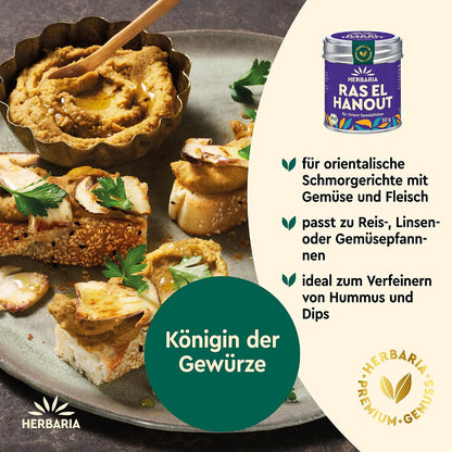 Orientalische Speisen mit Hummus und Brot auf einem Teller, daneben eine Herbaria Hanout Dose als Gewürzempfehlung.