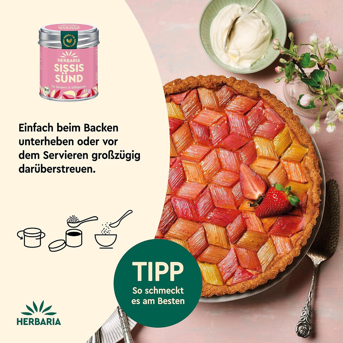 Rhabarberkuchen auf einem Teller, daneben Herbaria Sissis Sünd Dose und Serviervorschlag zum Backen oder Bestreuen, oben Schale mit Sahne.
