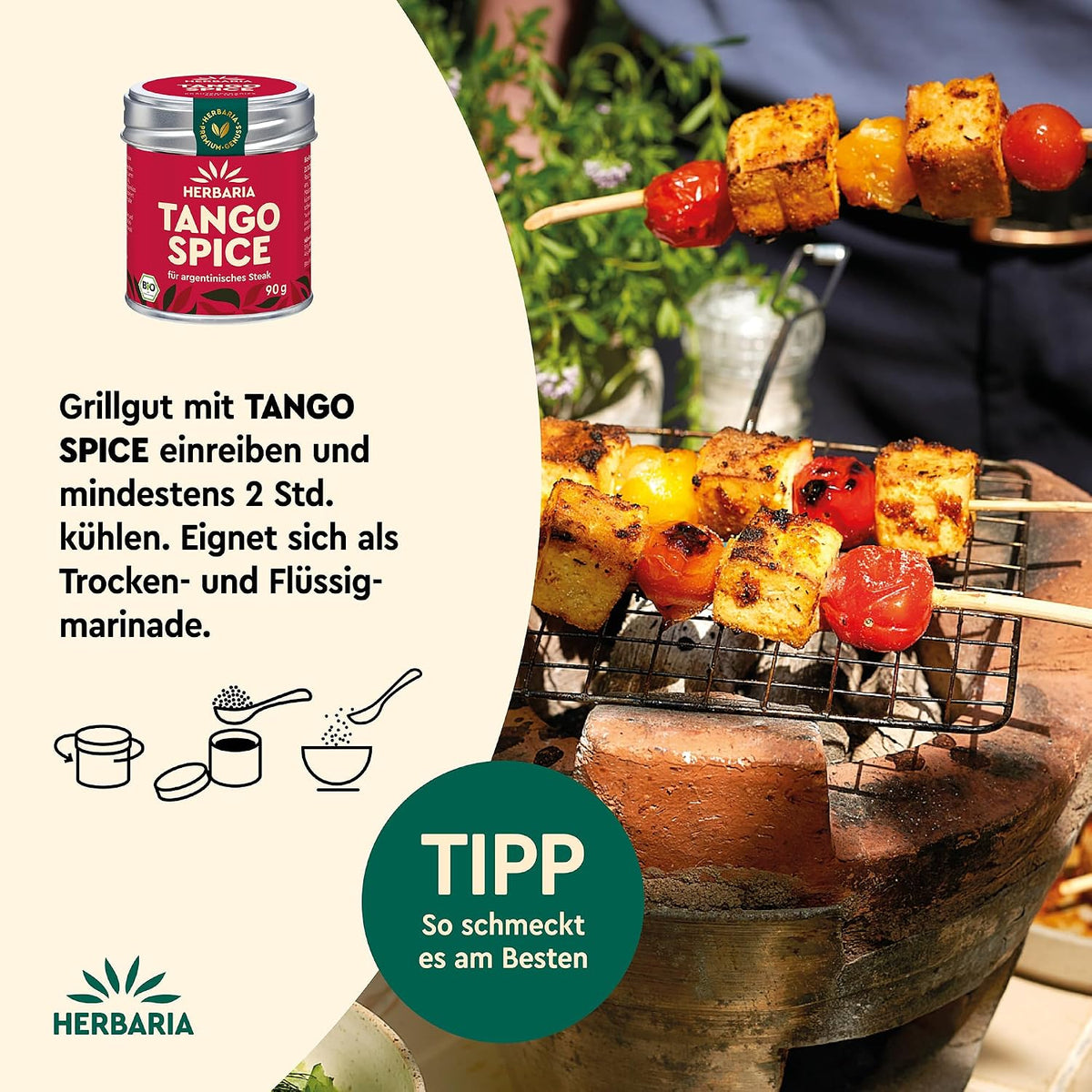 Gemüsespieße auf Grillrost, im Vordergrund Herbaria Tango Spice Dose und Anwendungshinweis für das Grillgewürz.