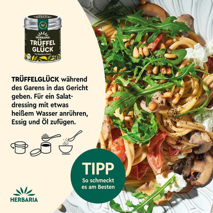 Teller mit Pasta, Pilzen, Rucola und Pinienkernen, daneben Anwendungstipps für die Herbaria Trüffelglück Gewürzmischung.