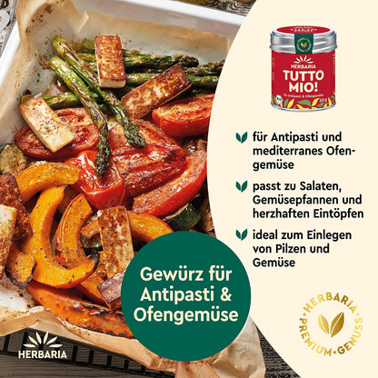 Ofengemüse mit Tomaten, Spargel, Zucchini und Käse in einer Auflaufform, daneben Herbaria Tutto Mio Dose und Hinweise zur Verwendung des Gewürzes für Antipasti.