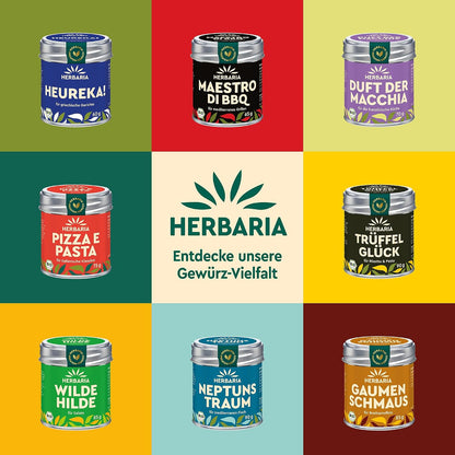 Verschiedene Herbaria Gewürzdosen, darunter Tutto Mio, auf buntem Hintergrund, mittig das Herbaria Logo und der Hinweis auf die Gewürz-Vielfalt.